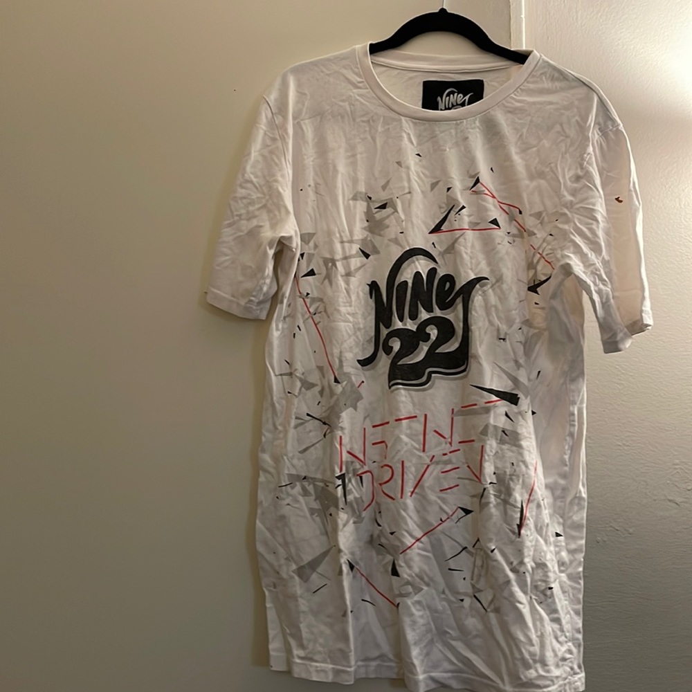 Nine 22 white, grey, red, black. Size L, sits long